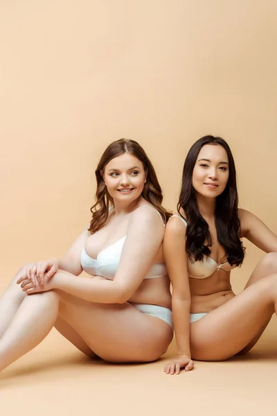 Neşeli Kilolu Kadın Çamaşırlı Asyalı Kız Bej Rengi Vücut Pozitifliği — Stok fotoğraf