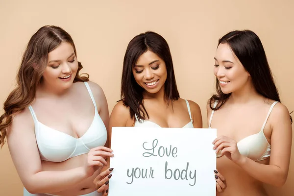 Mulheres Multiculturais Felizes Com Sobrepeso Sutiãs Segurando Cartaz Com Amor — Fotografia de Stock