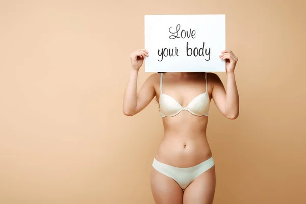 Frau Verdeckt Gesicht Und Hält Plakat Mit Liebe Deinen Körper — Stockfoto