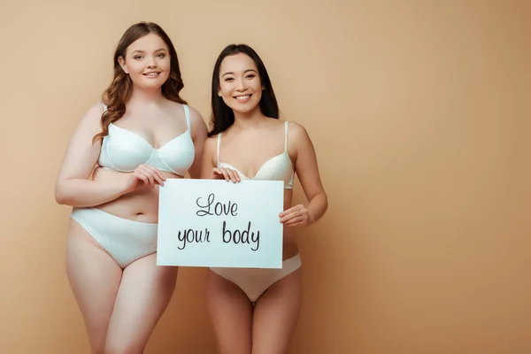 Chicas Multiculturales Felices Ropa Interior Sosteniendo Pancarta Con Amor Cuerpo — Foto de Stock