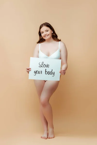 Além Mulher Tamanho Sorrindo Olhando Para Câmera Segurando Cartaz Com — Fotografia de Stock