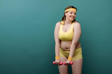 Artı, halterli spor kadın eğitimi ve yeşil üzerinde gülümseme.