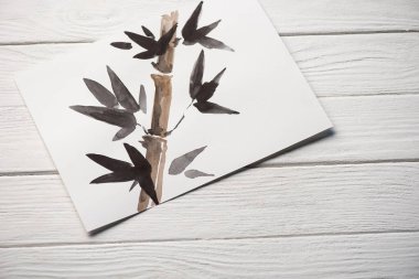 Japon resimli, bambu ve ahşap arka planda yapraklar.
