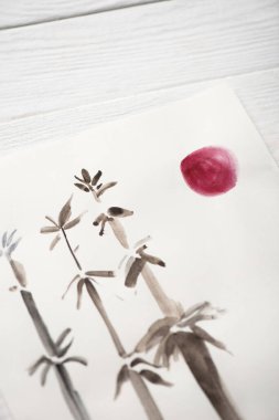 Japon resimli, bambu ve ahşap arka planda pembe güneşli yüksek açılı resim.