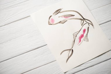 Ahşap zemin üzerinde balıklar olan Japon resimli yüksek açılı resim.