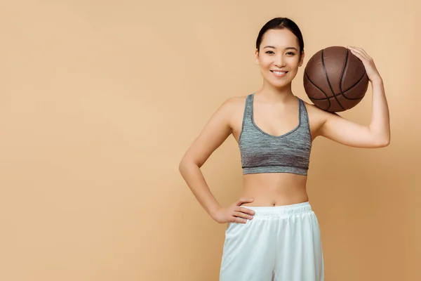 Vorderansicht Einer Asiatischen Sportlerin Mit Hand Auf Hüfte Und Ball — Stockfoto