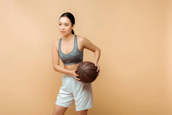 Asiatisk Idrottskvinna Med Bollen Isolerad Beige — Stockfoto