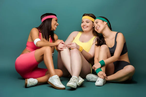 Multiethnic Sportswomen Sitting Crossed Legs Smiling Looking Each Other Green — Stock Photo, Image