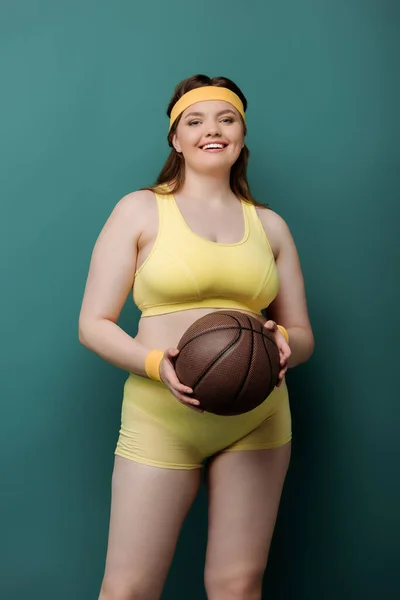 Además Tamaño Deportista Con Bola Sonriendo Mirando Cámara Verde — Foto de Stock