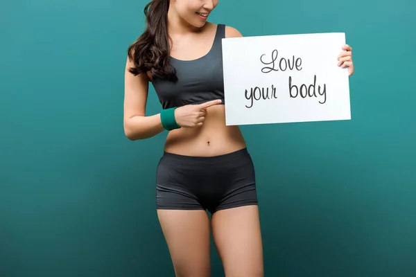 Vista Recortada Deportista Sonriendo Apuntando Pancarta Con Amor Cuerpo Letras — Foto de Stock