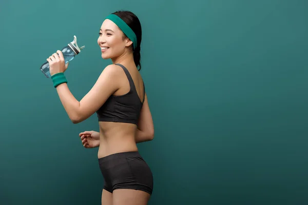 Feliz Asiático Sportswoman Sonriendo Con Deportes Botella Aislado Verde —  Fotos de Stock