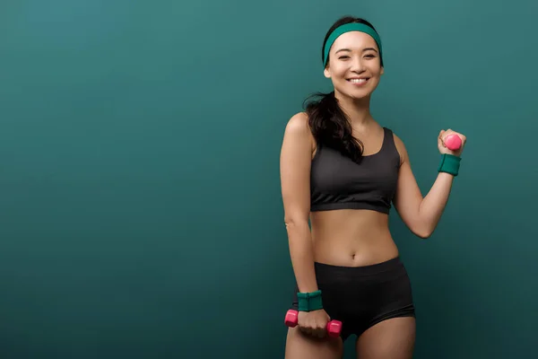 Asiática Deportista Sonriendo Mirando Cámara Entrenando Con Mancuernas Aisladas Verde — Foto de Stock