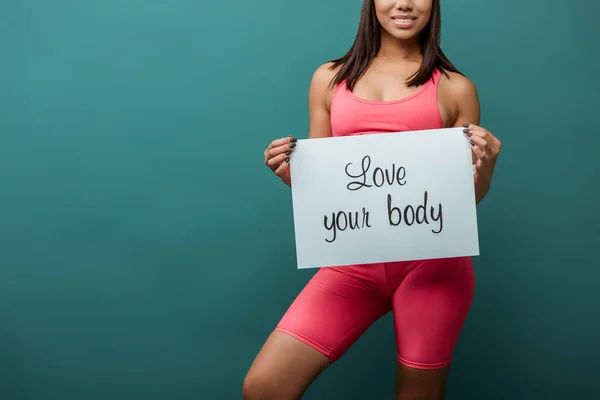 Vista Recortada Deportista Afroamericana Sonriendo Sosteniendo Pancarta Con Amor Cuerpo — Foto de Stock