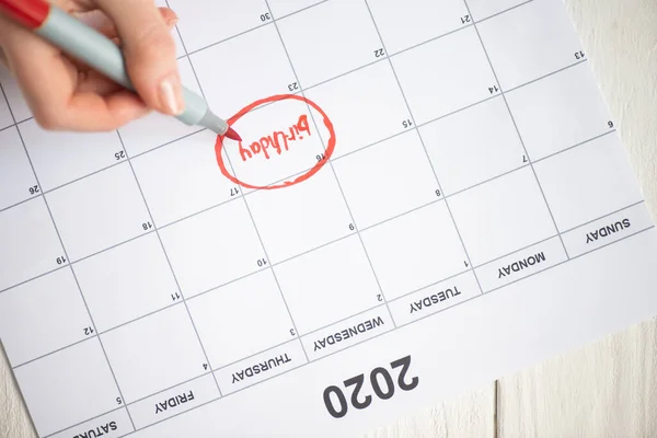 Vista Recortada Mujer Señalando Con Rotulador Las Letras Cumpleaños Calendario — Foto de Stock