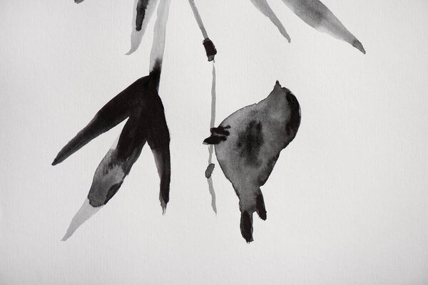 Японская живопись с птицей на ветке на белом фоне
