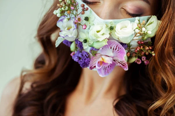 Bijgesneden Zicht Vrouw Met Gesloten Ogen Bloemenmasker Geïsoleerd Grijs — Stockfoto