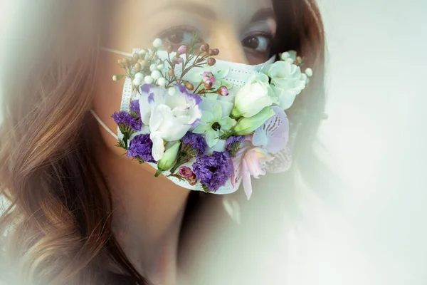 Selectieve Focus Van Aantrekkelijke Vrouw Bloemenmasker Kijken Naar Camera Wit — Stockfoto