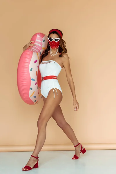 Chica Elegante Gafas Sol Máscara Traje Baño Sosteniendo Anillo Inflable — Foto de Stock