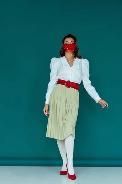 Stylische Junge Frau Roter Maske Posiert Auf Blauem Grund — Stockfoto