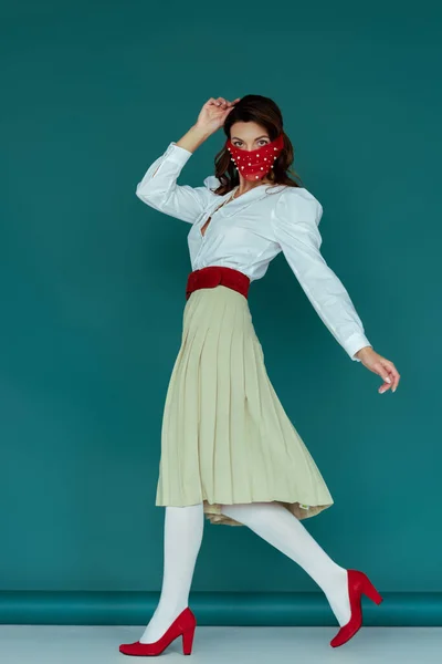 Mujer Joven Con Estilo Máscara Roja Caminando Sobre Azul — Foto de Stock