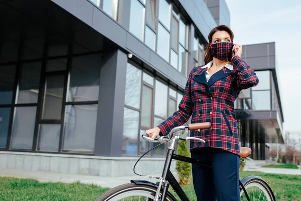 Femeie Afaceri Masca Carouri Picioare Lângă Bicicletă Afara — Fotografie, imagine de stoc