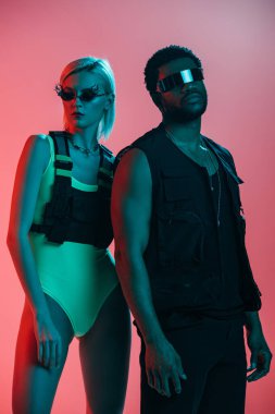 Fütürist görünüşlü, pembe gözlüklü güzel ırklar arası bir çift.