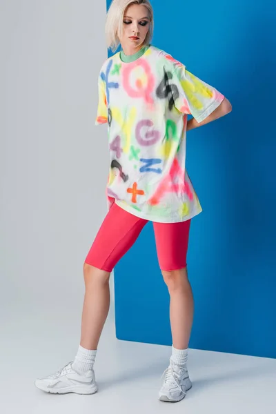 Stylish Blonde Girl Posing Neon Pink Bike Shorts Colorful Shirt — Stock Photo, Image
