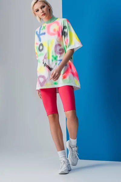 Smuk Stilfuld Blondine Pige Poserer Neon Pink Cykel Shorts Farverige - Stock-foto