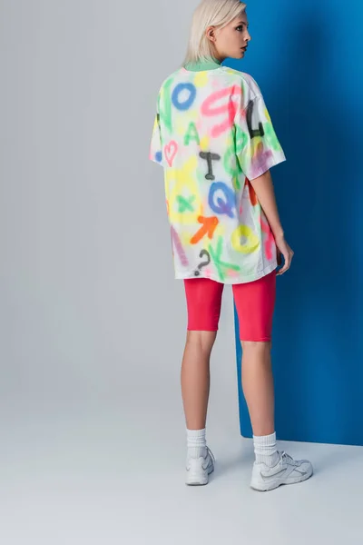 Fashionabla Vackra Flicka Poserar Neon Rosa Cykel Shorts Och Färgglada — Stockfoto