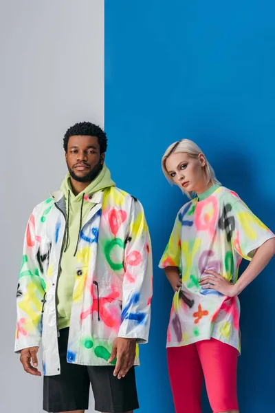 Schöne Modische Interracial Paar Posiert Bunten Futuristischen Look Auf Grau — Stockfoto