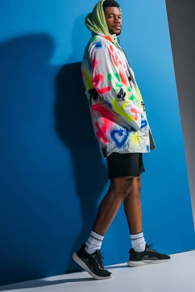 Elegante Uomo Afroamericano Posa Colorato Look Futuristico Grigio Blu — Foto Stock