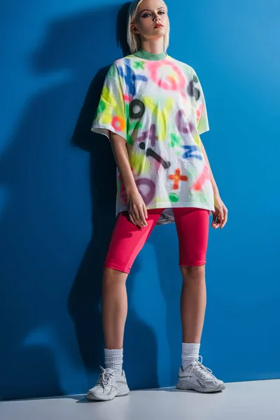 Fille Mode Posant Short Vélo Rose Fluo Shirt Coloré Sur — Photo