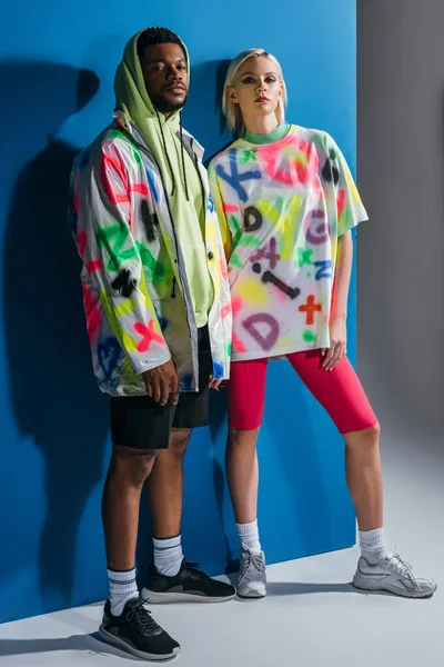 Schönes Gemischtrassiges Paar Posiert Farbenfrohem Futuristischen Look Auf Grau Und — Stockfoto