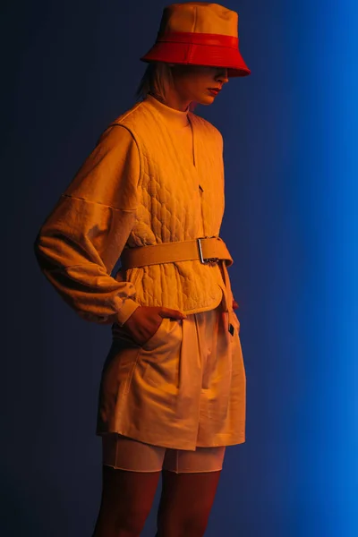 Aantrekkelijke Stijlvolle Vrouw Poseren Futuristische Look Hoed Donkerblauw — Stockfoto