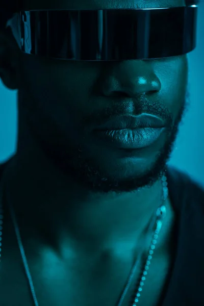 Красивый Африканский Американец Футуристических Солнцезащитных Очках Позирует Изолированно Голубом Свете — стоковое фото