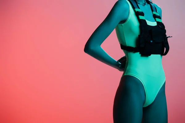 Vista Cortada Menina Moda Bodysuit Futurista Posando Rosa Luz Azul — Fotografia de Stock