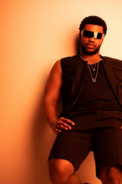 Fashionable African American Man Posing Futuristic Sunglasses Orange — Stock Photo, Image