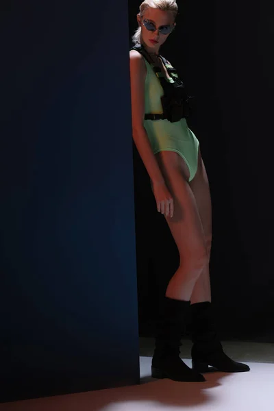 Piękna Stylowa Dziewczyna Futurystycznym Body Okulary Przeciwsłoneczne Kształcie Ognia Pozowanie — Zdjęcie stockowe