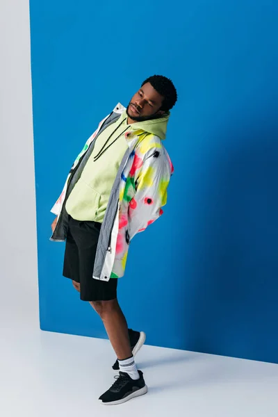 Модный Африканский Американец Позирует Красочной Футуристической Одежде Сером Синем — стоковое фото