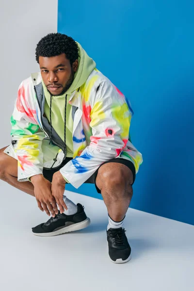 Stilig Modern Ung Afrikansk Amerikansk Man Poserar Färgglada Futuristiska Kläder — Stockfoto