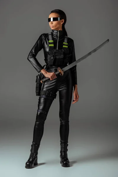 Attraktive Futuristische Afrikanisch Amerikanische Frau Brille Mit Schwert Auf Grau — Stockfoto
