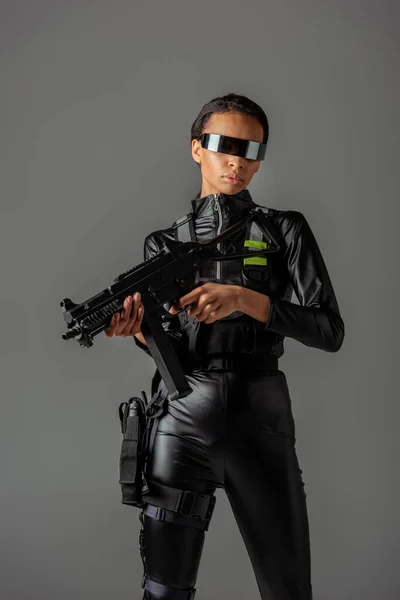 Atractiva Mujer Afroamericana Futurista Gafas Con Rifle Asalto Aislado Gris —  Fotos de Stock