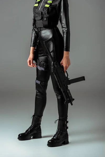 Vista Cortada Mulher Americana Africana Futurista Com Rifle Assalto Cinza — Fotografia de Stock