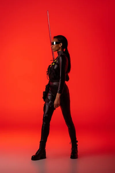 Atractiva Mujer Afroamericana Futurista Gafas Con Espada Sobre Fondo Rojo — Foto de Stock