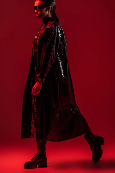 Futuristica Donna Afroamericana Occhiali Che Cammina Sfondo Rosso — Foto Stock