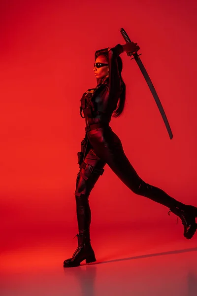 Futuristische Afrikanisch Amerikanische Frau Brille Mit Schwert Auf Rotem Hintergrund — Stockfoto