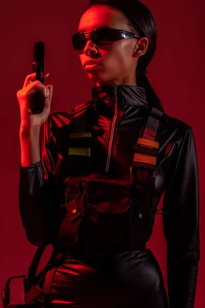 Atractiva Mujer Afroamericana Futurista Gafas Con Pistola Aislada Rojo — Foto de Stock