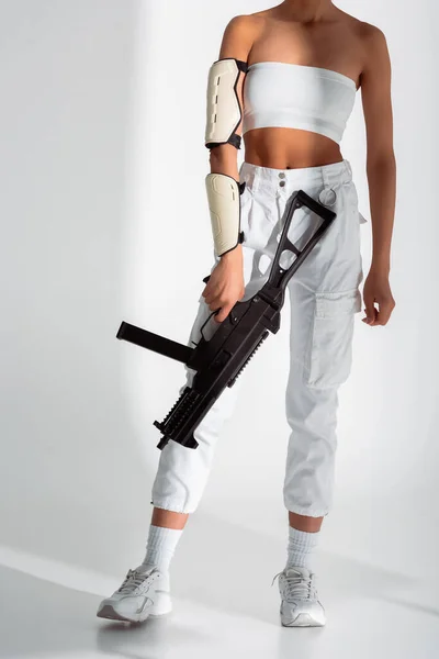 Vista Recortada Futurista Mujer Afroamericana Con Rifle Asalto Sobre Fondo — Foto de Stock