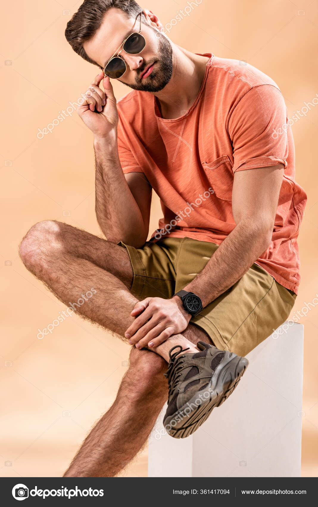 Junger Mann Kurzen Hosen Und Sommer Shirt Mit Sonnenbrille Sitzt