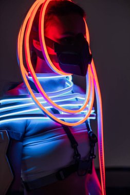 Fütürist Afro-Amerikan kadın solunum cihazında ve neon ışıkta